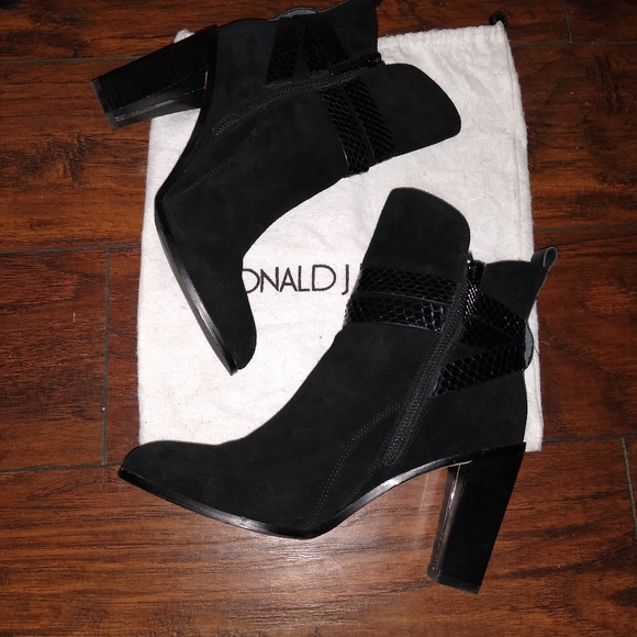 Donald Pliner Oli Black Suede Ankle Boots size 9 - Picture 2 of 7